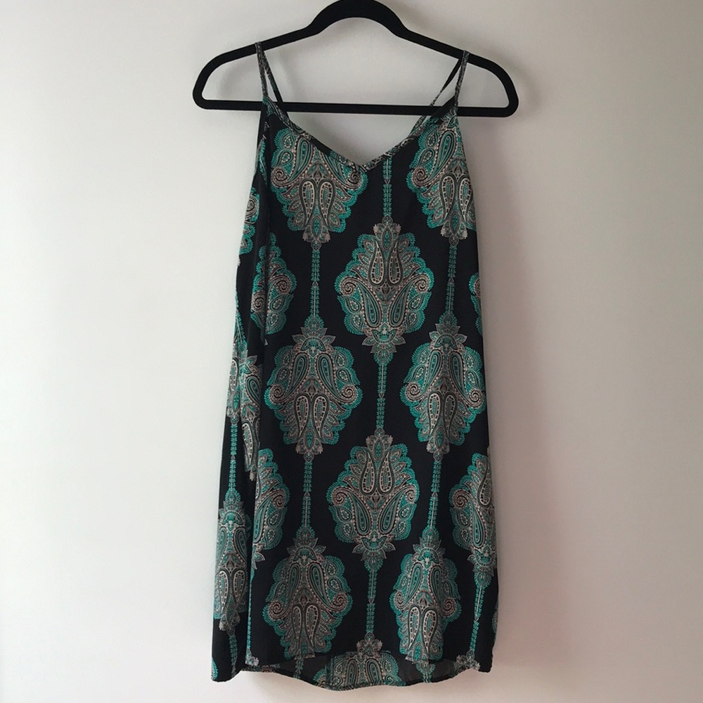 Pattern dress with small opening in back with ties